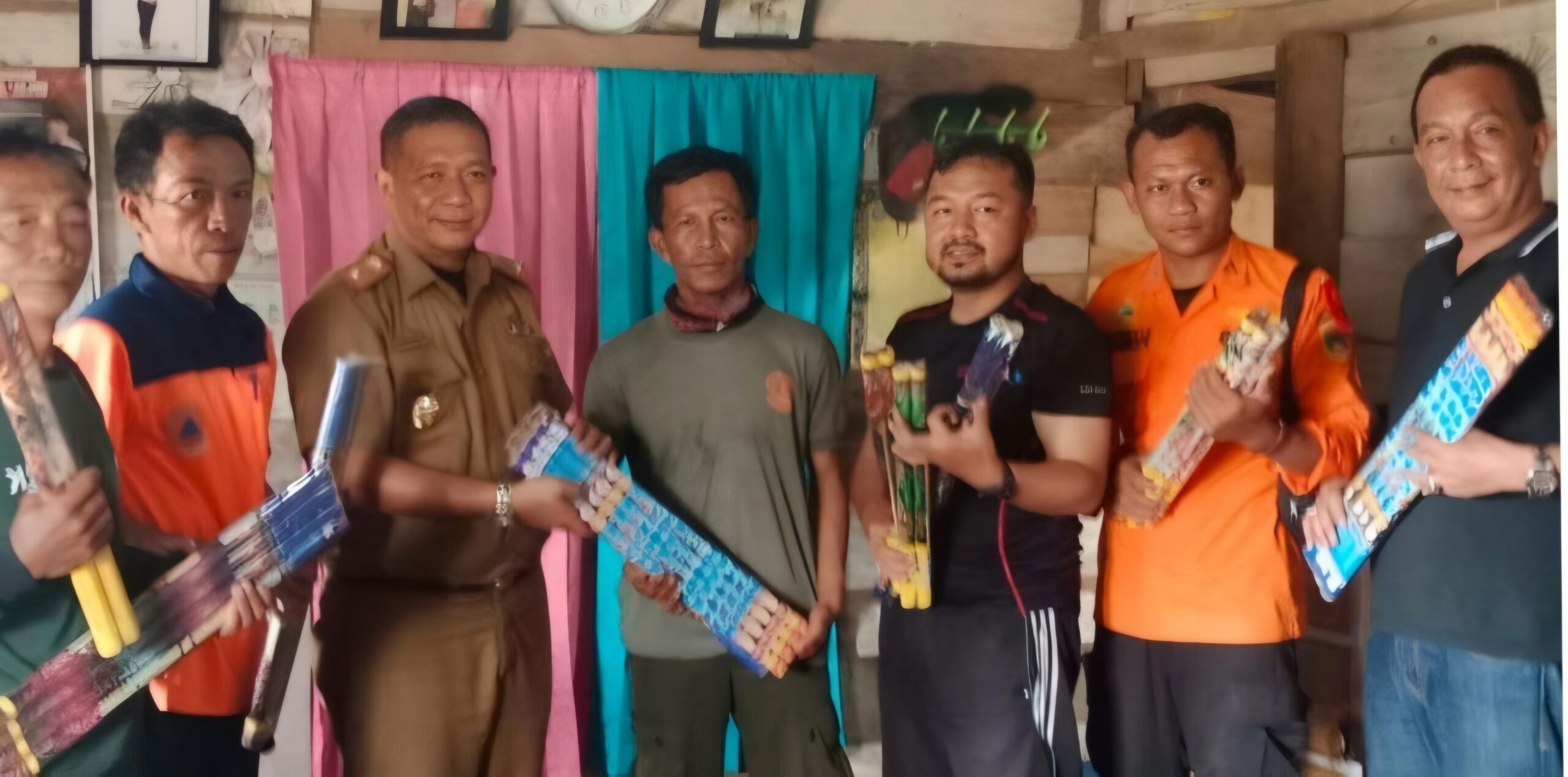 Kepapa BPBD Tanggamus Irvan Wahyudi, bersama Anggota DPRD Tanggamus, Nuzul Irsan dari Fraksi Partai Kebangkitan Bangsa (PKB), menyerahkan bantuan logistik kepada Tim Penghalau Gajah Liar